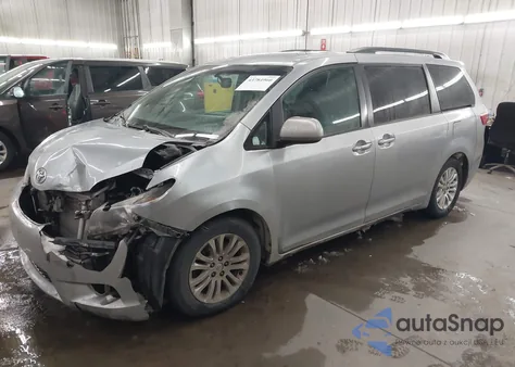 2015 Toyota Sienna Xle 8 Passenger z USA, uszkodzony, nr VIN 5TDYK3DC2FS558117